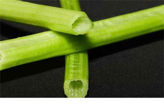 秋冬温室芹菜空心是什么原因