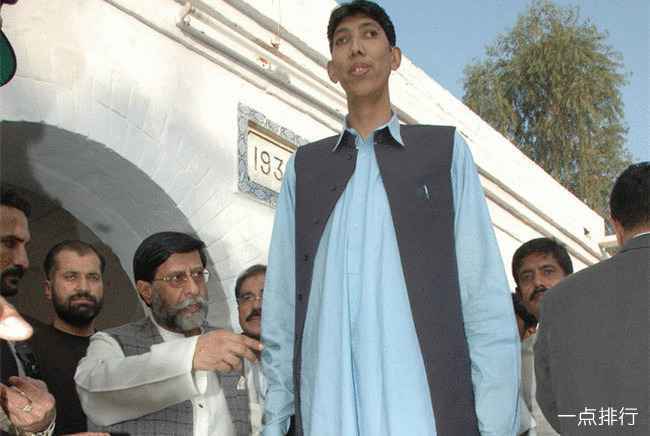 Naseer Soomro，7英尺10英寸